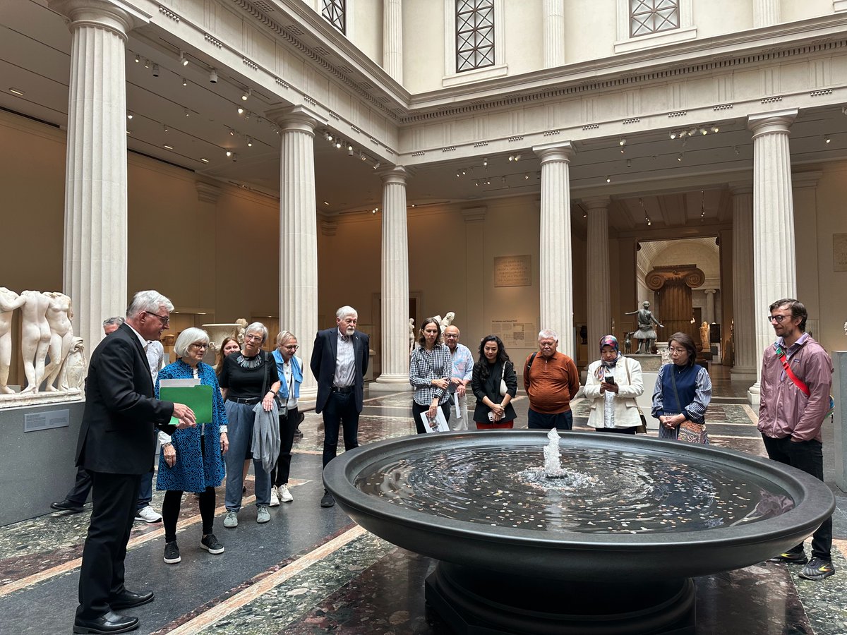 AFSUSA's tweet image. AFS-USA Board Chair John Bacon treated a group of supporters to an unforgettable private tour of The Metropolitan Museum of Art - after hours! 

📸 A special morning of art, connection, and purpose. @metmuseum 

#AFSUSA #GlobalCitizens #CulturalExchange