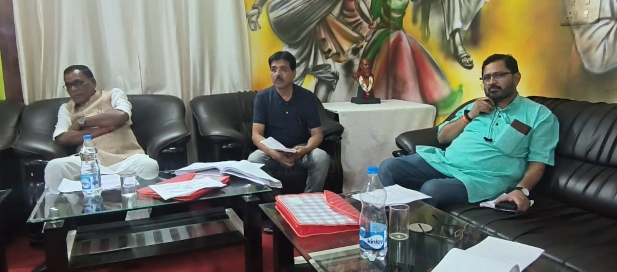dc_sahibganj's tweet image. झारखंड विधानसभा की याचिका समिति के अध्यक्ष श्री उदय शंकर सिंह एवं सदस्य श्री नरेंद्र महतो ने आज परिसदन सभागार, साहिबगंज में विभिन्न विभागों की योजनाओं की विस्तृत समीक्षा की।
समिति ने जनहित से जुड़े विषयों के त्वरित समाधान पर जोर देते हुए जिला प्रशासन की कार्यप्रणाली की सराहना की।