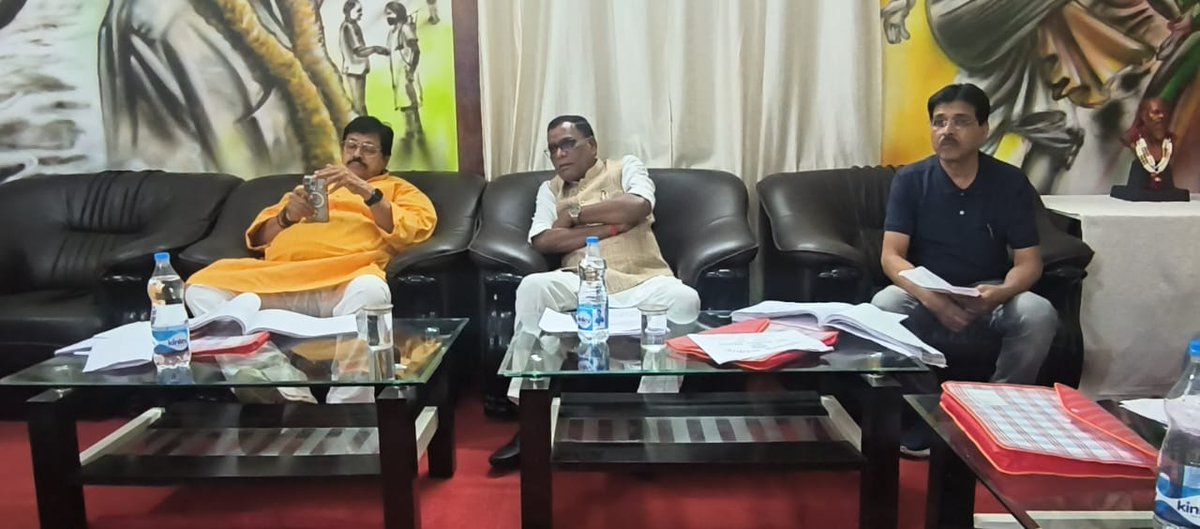 dc_sahibganj's tweet image. झारखंड विधानसभा की याचिका समिति के अध्यक्ष श्री उदय शंकर सिंह एवं सदस्य श्री नरेंद्र महतो ने आज परिसदन सभागार, साहिबगंज में विभिन्न विभागों की योजनाओं की विस्तृत समीक्षा की।
समिति ने जनहित से जुड़े विषयों के त्वरित समाधान पर जोर देते हुए जिला प्रशासन की कार्यप्रणाली की सराहना की।