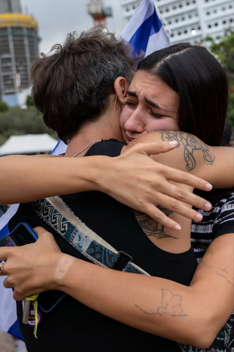 दुख हर तरफ़ है —Governments, please understand. सीज़फायर के बाद इज़राइल से आई खुशी में रोते हुए लोगों की तस्वीर…💔

#Gaza #Israele