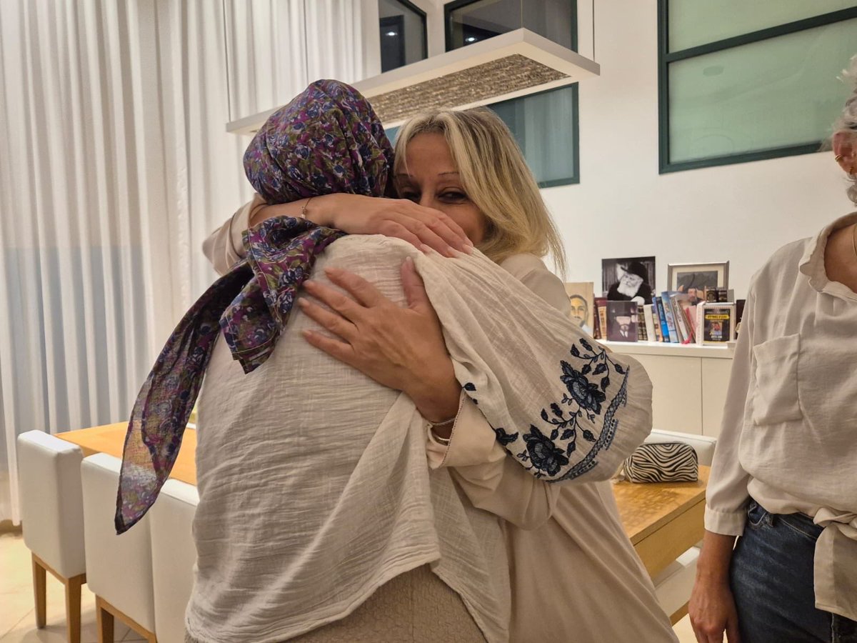 MichaelBiton4's tweet image. בהובלתם של אתי ואבי בן שימול המיוחדים, קבוצה נפלאה של תושבי דימונה, ירוחם, הערבה ושדה בוקר מתכנסת כבר שנתיים בכל מוצ”ש בצומת דימונה כדי לזכור את שגב כלפון החטוף.
הערב הגיעו חברי הקבוצה לחזק את משפחת כלפון, גלית וקובי, ולהתפלל יחד לרגע שבו שגב ישוב הביתה.

📸 אילנה קוריאל