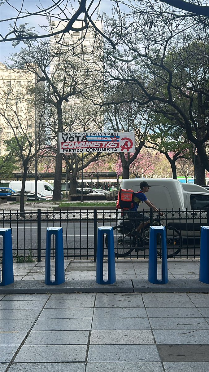 Justo frente a UADE ja!
