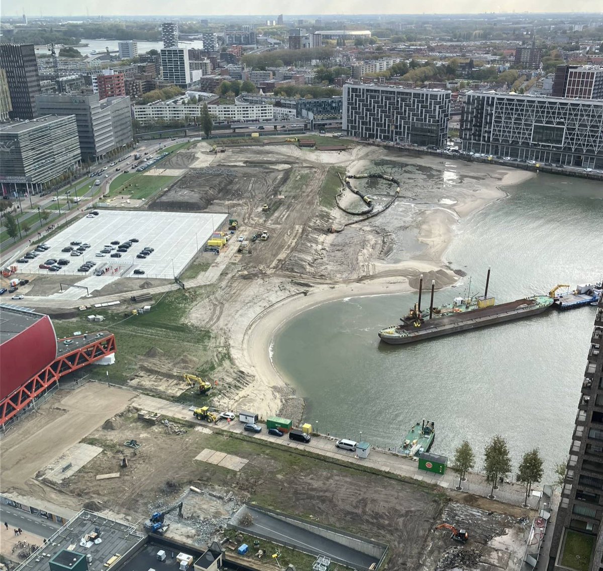 Mooi hoe de rondingen van het strand van de Rijnhaven vorm krijgen.
En dan straks met de Sax ervoor samen een  enorm indrukwekkend plaatje.