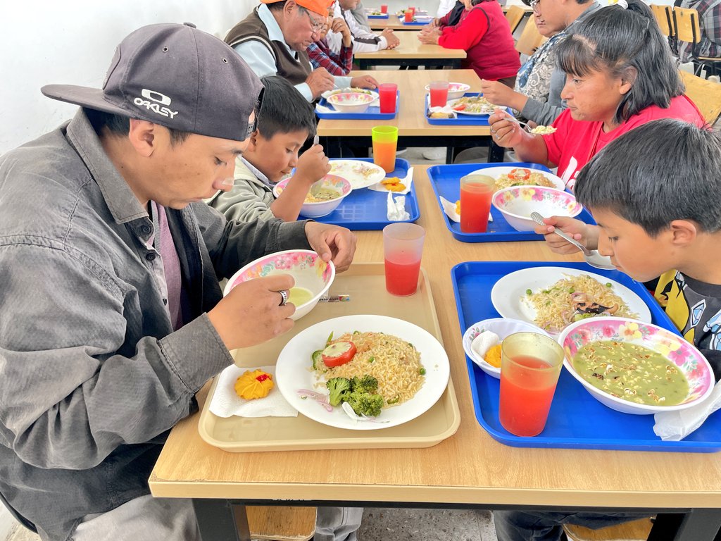 PatronatoSJ's tweet photo. 🍴 #QuitoTeProtege | En este feriado largo, los servicios municipales no se detienen, porque cuidar a quienes más lo necesitan es nuestra prioridad. En los Comedores Comunitarios late la solidaridad de una ciudad que nunca deja de servir a su gente.

#QuitoRenace https://t.co/7TfEpqcp1d