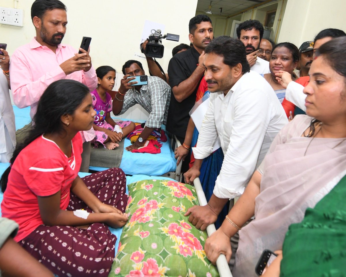 YSRCParty's tweet image. 🚨 #KurupamHealthCrisis

విశాఖపట్నం కేజీహెచ్ లో జాండిస్ (హెపటైటిస్ ఏ ) తో చికిత్స పొందుతున్న కురుపాం గిరిజన గురుకుల పాఠశాల విద్యార్థినులను పరామర్శించిన మాజీ ముఖ్యమంత్రి, వైయస్సార్సీపీ అధ్యక్షుడు శ్రీ వైయస్.జగన్.

#InHumanAPGov
#CBNFailedCM
#SadistChandraBabu