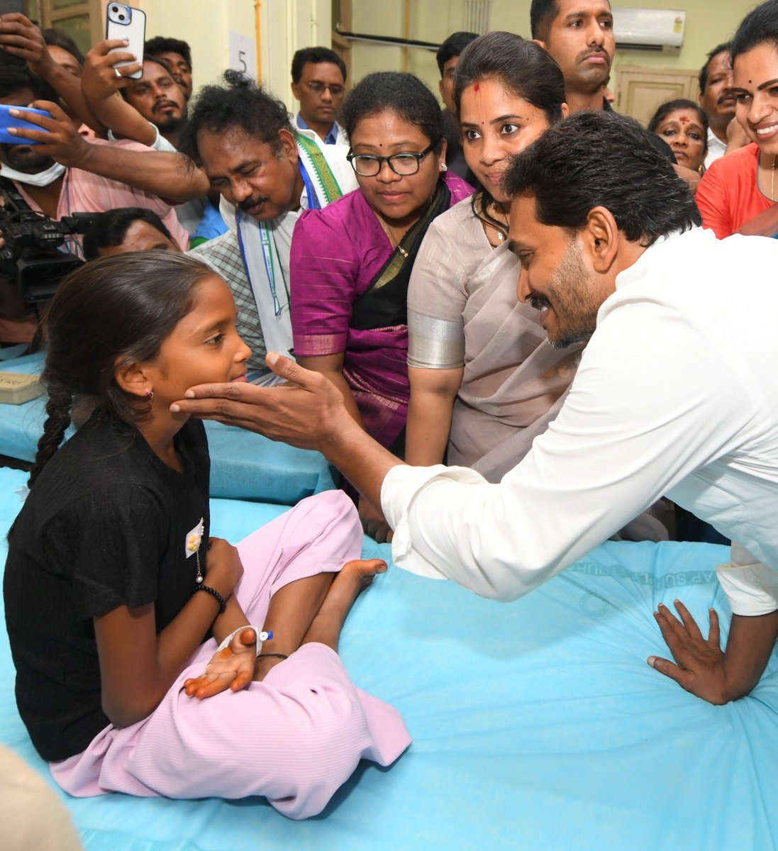 YSRCParty's tweet image. 🚨 #KurupamHealthCrisis

విశాఖపట్నం కేజీహెచ్ లో జాండిస్ (హెపటైటిస్ ఏ ) తో చికిత్స పొందుతున్న కురుపాం గిరిజన గురుకుల పాఠశాల విద్యార్థినులను పరామర్శించిన మాజీ ముఖ్యమంత్రి, వైయస్సార్సీపీ అధ్యక్షుడు శ్రీ వైయస్.జగన్.

#InHumanAPGov
#CBNFailedCM
#SadistChandraBabu