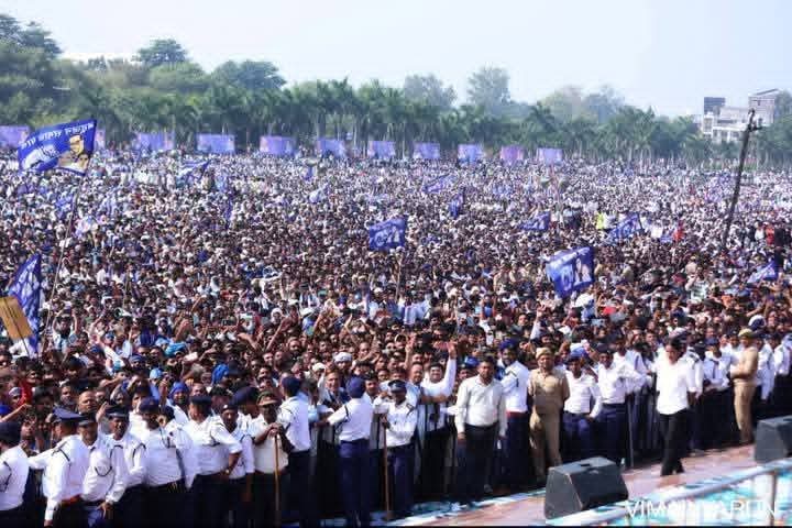 बसपा ने दिखाई ताक़त,नीला सैलाब आया लखनऊ में,हर तरफ बेशुमार आदमी,इतनी भीड़ जिसकी उम्मीद भी नहीं की थी किसी ने 💙 <a href="/Mayawati/">Mayawati</a> <a href="/AnandAkash_BSP/">Akash Anand</a> <a href="/journalist_syed/">Rajpath Bharat</a> <a href="/Imran_Shakeel_/">Imran Shakeel Khan</a> <a href="/Dilnvaj/">Dilnvaj_official</a> <a href="/PKGautam0/">Pawan Kumar Gautam</a> <a href="/PalVishwnathbsp/">Vishwanath Pal</a> <a href="/Progressivepuja/">Pooja singh journalist and social activist</a>