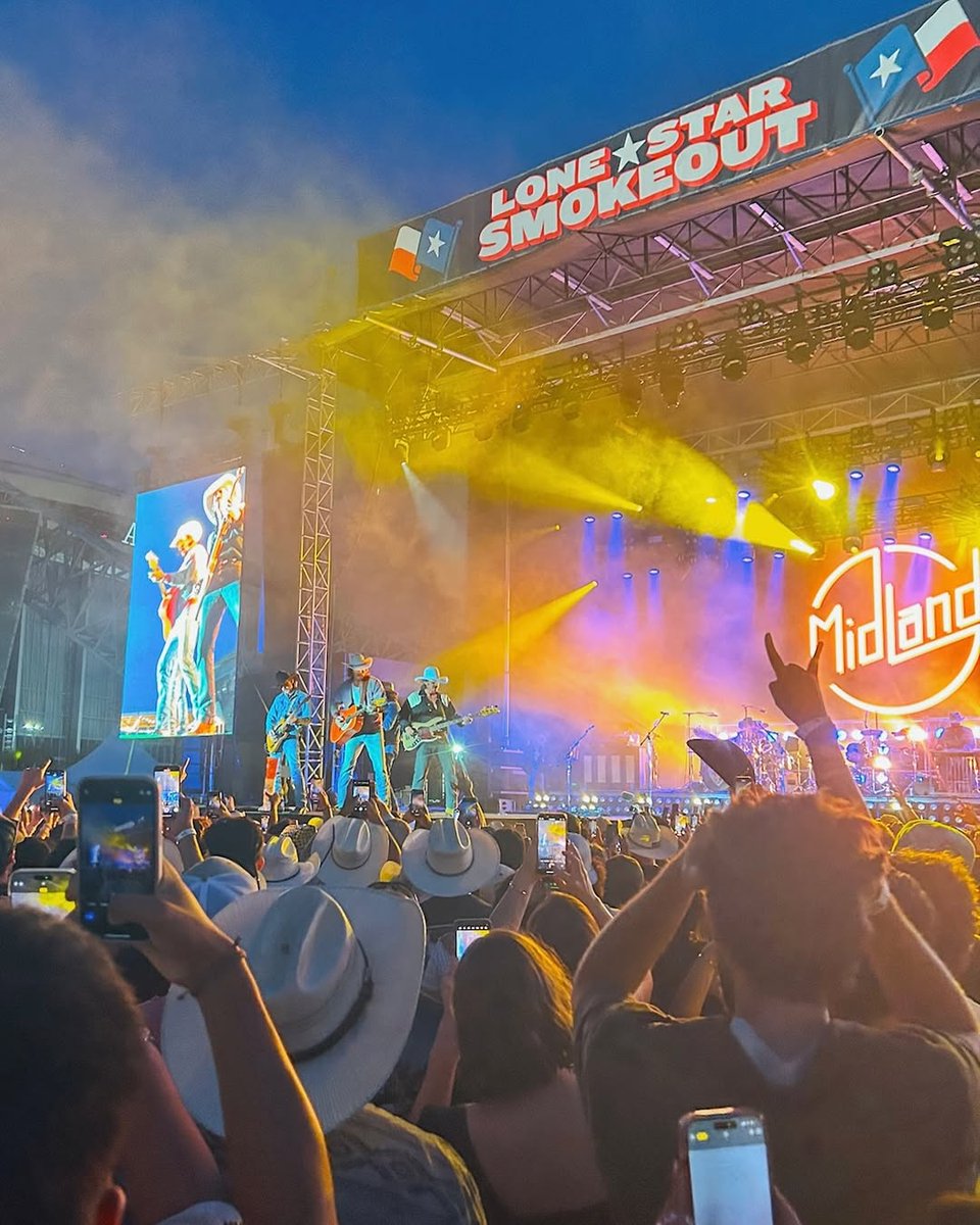 LoneSmokeout's tweet image. Pics or it didn’t happen 🤳🏼 

Your favorite festival is making its comeback right outside AT&amp;amp;T Stadium!