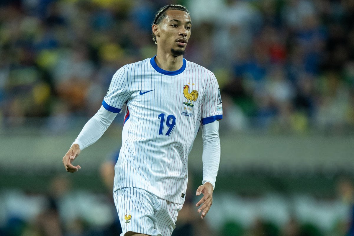 lnstantFoot's tweet image. 🚨 𝗛𝗨𝗚𝗢 𝗘𝗞𝗜𝗧𝗜𝗞𝗘 𝗣𝗥𝗘𝗦𝗦𝗘𝗡𝗧𝗜 𝗣𝗢𝗨𝗥 𝗘̂𝗧𝗥𝗘 𝗧𝗜𝗧𝗨𝗟𝗔𝗜𝗥𝗘 𝗗𝗘𝗠𝗔𝗜𝗡 𝗙𝗔𝗖𝗘 𝗔̀ 𝗟’𝗔𝗭𝗘𝗥𝗕𝗔𝗜̈𝗗𝗝𝗔𝗡 ! 🇫🇷 

Didier Deschamps devrait opter pour une attaque composée de :

𝗘𝗞𝗜𝗧𝗜𝗞𝗘 – 𝗠𝗕𝗔𝗣𝗣𝗘́ – 𝗖𝗢𝗠𝗔𝗡 ⚡️

Vous validez ce trio…