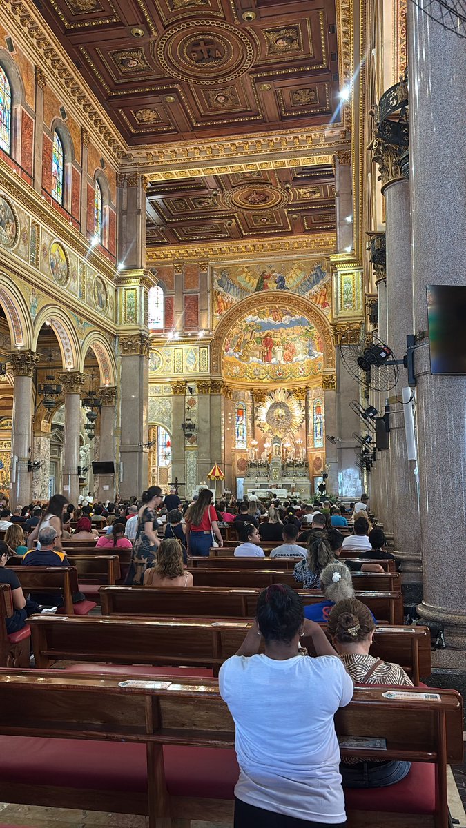 estava dentro da basílica e minha mãe recebeu alta!!!!!! Tô feliz demais, gente!!! Obrigada por todas as mensagens ❤️
