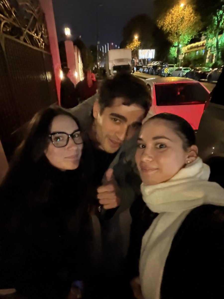 Sabrina00184828's tweet photo. Ce l’ho fattaaaa, gli ho dato la manoooo, non ci credooo😍😍♥️♥️♥️ #MertRamazanDemir #BizeBiŞeyOlmaz https://t.co/2Gqd1oZVfJ