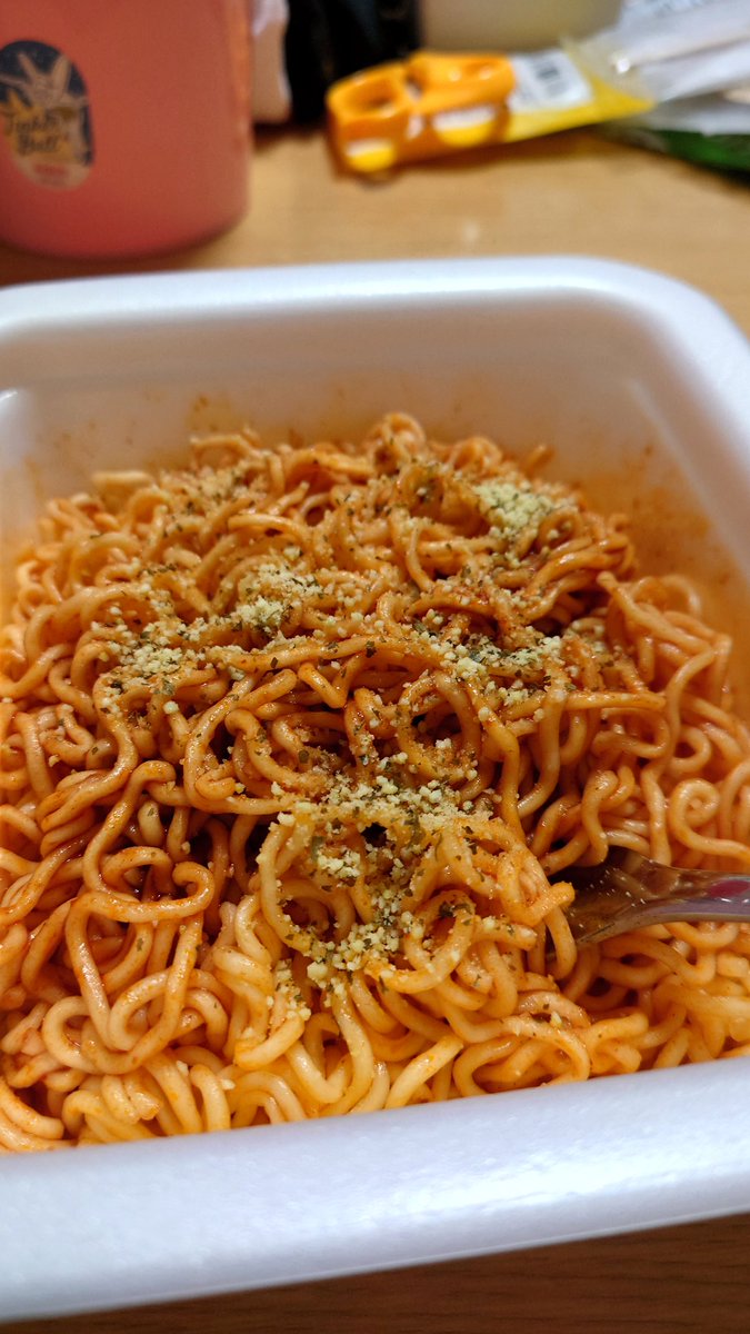 帰宅後の夕食。(時間的にもう夜食)
つい、今日はジャンクっぽくコレを(笑)
意外と美味い。