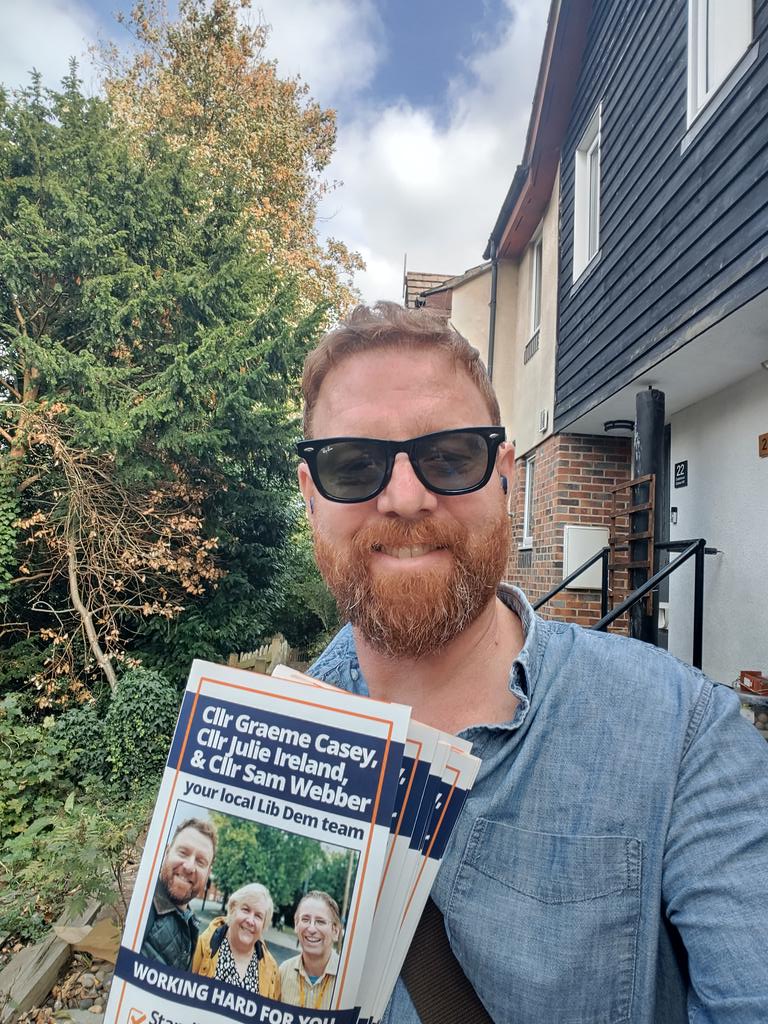 graeme_l_casey's tweet image. Nice to take advantage of some late afternoon autumnal sun and spread the good word in @BromleyTown. #VoteLibDem