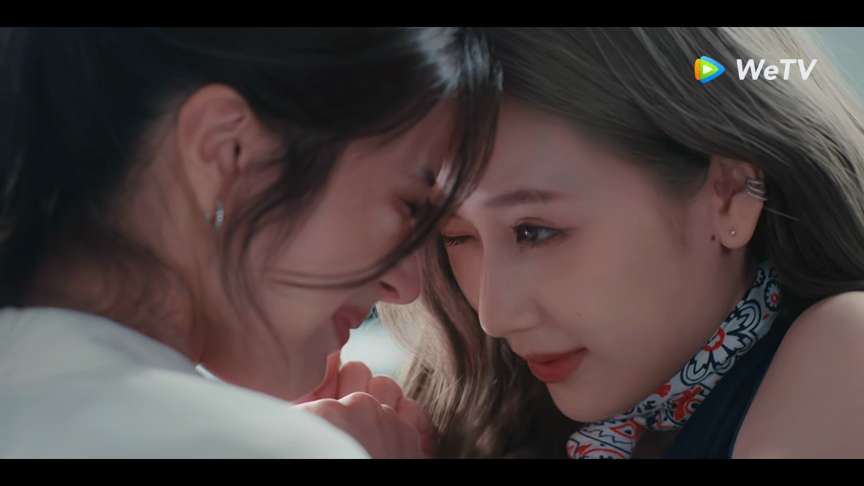 chorthor_ss's tweet image. เชื่อแร้วว่าเป็นคอมเมดี้ ซีนโรแมนติกมีต้นเหตุมาจากพ่กชีหลบแมงสาบบินข่ะ ถามคำเดียวเลยนะ อิบทไหล่หลุดนี่อิมโพรไวซ์ใช่หรือไม่ (10คะแนน) #LoveDesignEP2