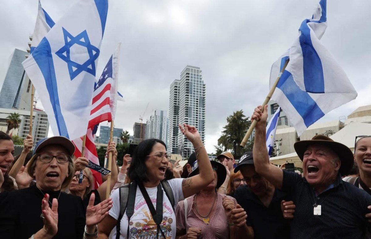 Während die Israelis die Freilassung ihrer Geiseln in Gaza feiern, skandieren diejenigen, die seit zwei Jahren einen „Völkermord“ beklagen, „Khaybar, Khaybar ya Yahud“, den historischen islamischen Gesang, der zum Massaker an den Juden aufruft.

Wir sind nicht gleich.

Während