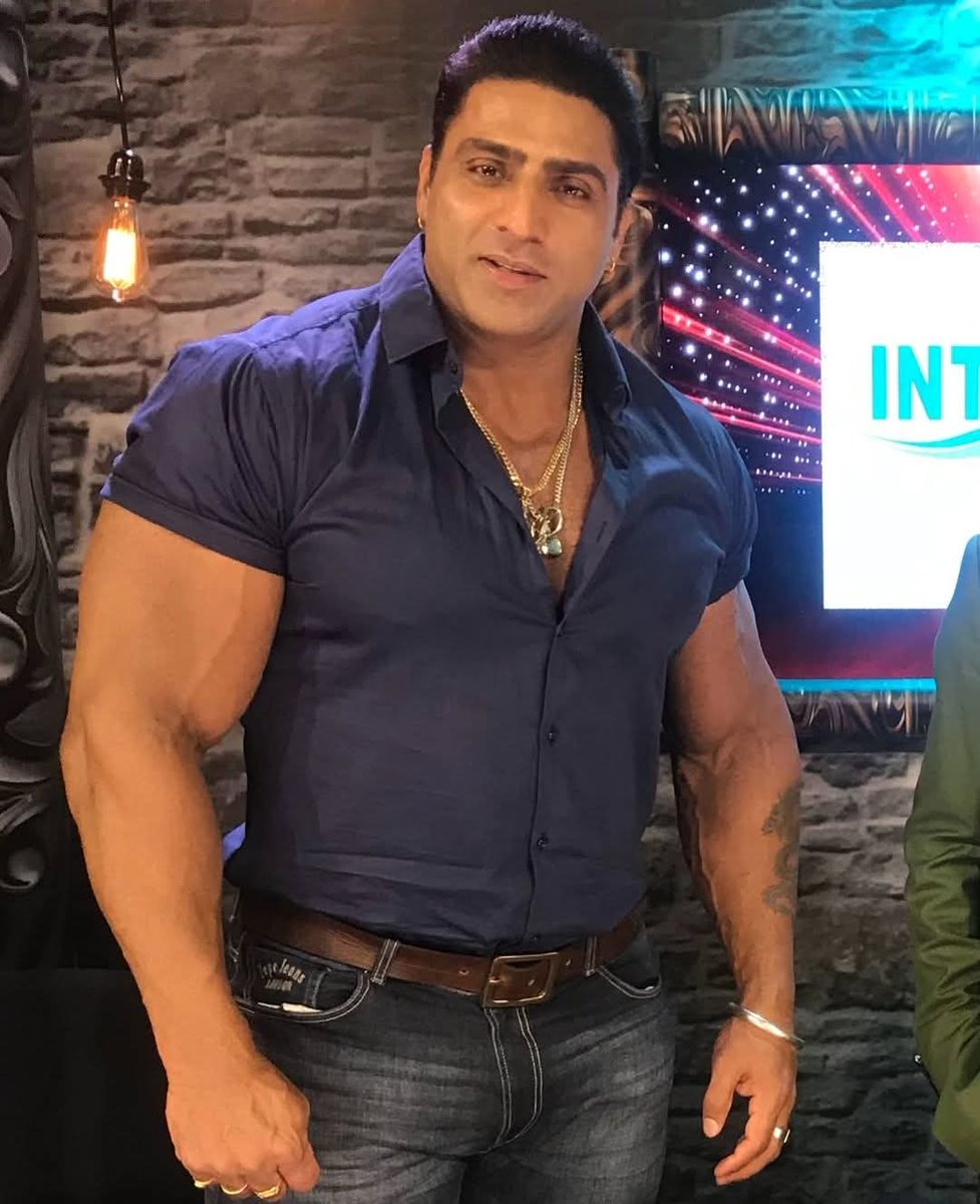 haryanvitai's tweet image. पंजाब के मशहूर बाडी बिल्डर वरिंदर सिंह घुम्मन का दिल का दौरा पड़ने से मौत हो गई है। 

 घुम्मन इलाज के लिए अमृतसर गए थे, जहां पर उन्हें दिल का दौरा पड़ा तथा उनका निधन हो गया।

#varindersinghghuman 
#bodybuilder 
#punjab