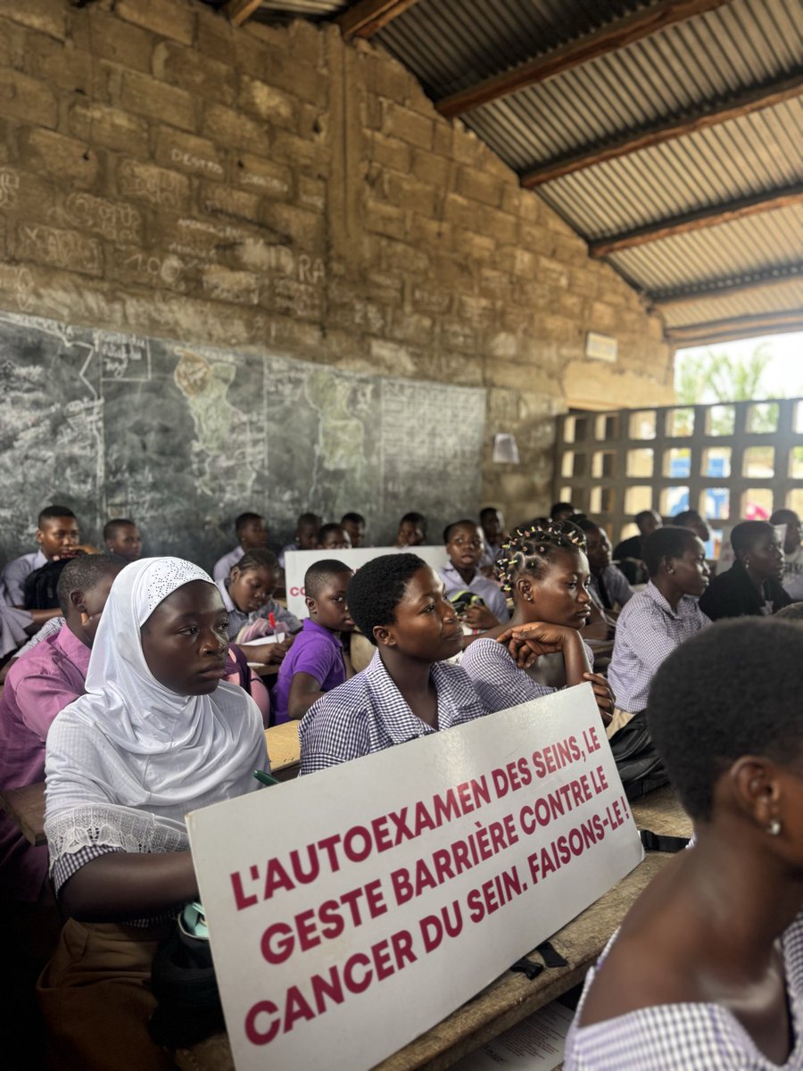 noe_tante's tweet photo. J2 de notre sensibilisation au #MlaTourRose2025  , avec le soutien de la Miss Togo 2025 et des partenaires … le message était  clair auprès des filles élèves de Notsè :
L’essentiel sur le #cancerdesein et 
L’#autopalpation des seins ont été les mots clés. https://t.co/KPgO7RoyUQ