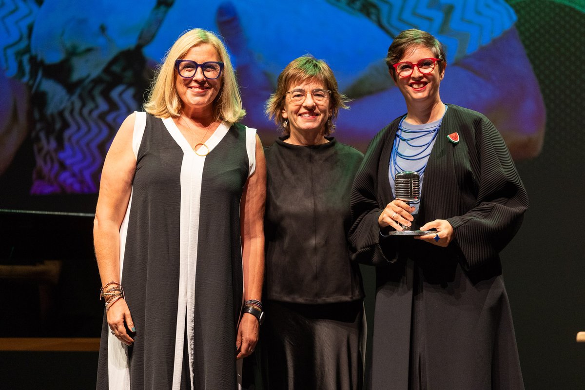🏆 Sandra Maunac, directora de <a href="/trobadescamus/">TrobadesCamus</a> , galardonada con el Premio de la Cultura. Galardón que ha recogido junto a Loles Tronch, Alcaldesa de l'Ajuntament de Sant Lluís, coorganizador de este proyecto, de manos de Olivia Díaz, directora de Viatges Magón.