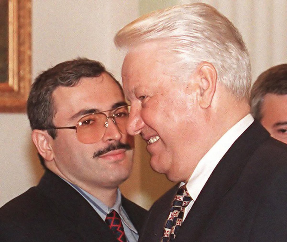 leonidvolkov's tweet image. Михаил, вы выглядите очень жалко, когда повторяете темники, написанные вашими горе-политтехнологами. 
Они вам посоветовали в каждом твите писать «секта», типа так прилипнет? Не прилипнет.

Нет, Алексей Навальный не пересматривал свои взгляды на войну и Украину. Он был убежденным…