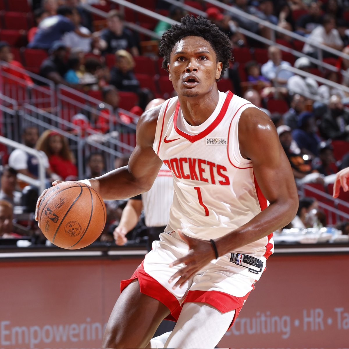 Amen Thompson, after just two NBA seasons, dominated the NBA GM Survey. He was voted most likely to have a breakout season, most athletic (almost 60% of the votes!), most versatile defender (ahead of Draymond) and third in best perimeter defender.

➡️nba.com/news/2025-26-n…