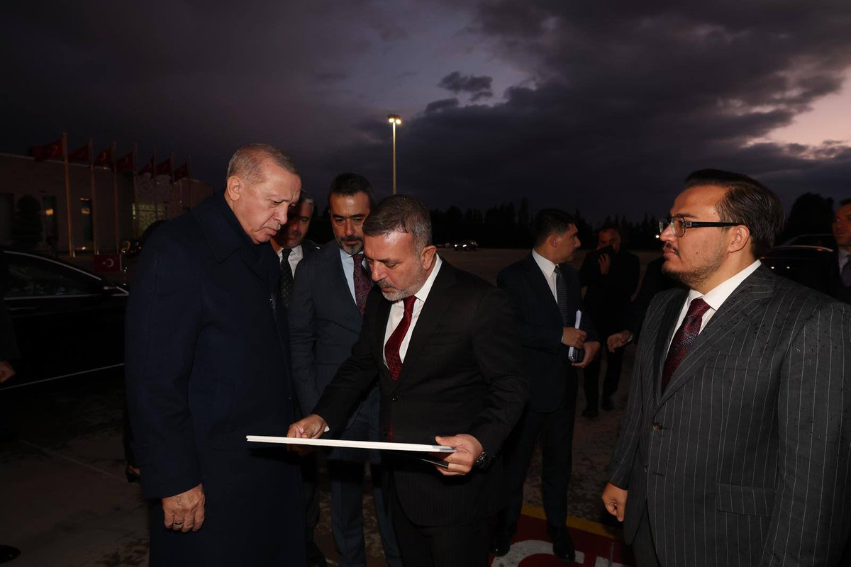 MuratErcan0606's tweet photo. Cumhurbaşkanımız Sayın @RTErdogan’a, Sincan’a kazandırdığımız eserler ve devam eden projelerimiz hakkında bilgi verdik.

Şehrimize ve hemşehrilerimize hizmet yolunda bizlere rehberlik eden Sayın Cumhurbaşkanımızın liderliğinde, Sincan’ımızı eser ve hizmet siyasetiyle büyütmeye devam ediyoruz.