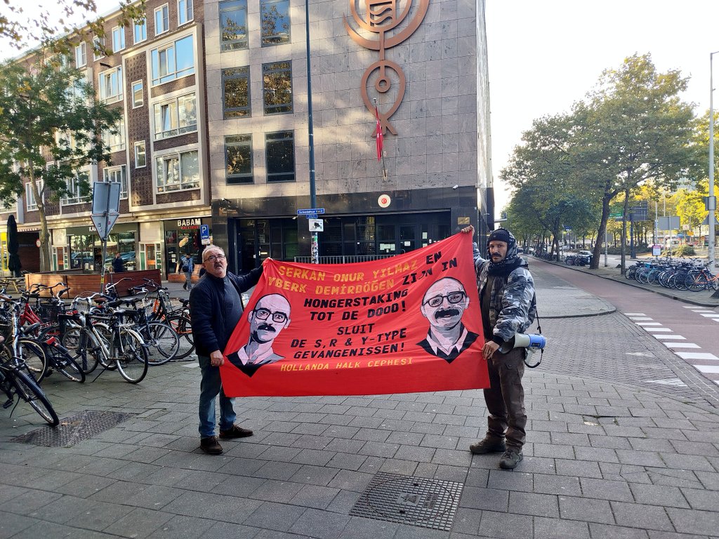 Hollanda Halk Cephesi olarak, bugün, 9 Ekim Perşembe günü, Türkiye Cumhuriyeti Rotterdam Başkonsolosluğu önünde bir protesto düzenledik