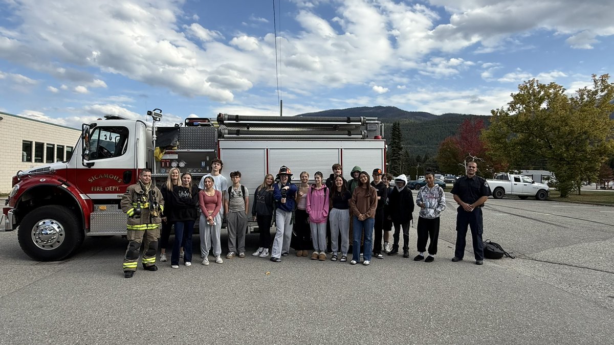 It’s Fire Prevention Week! Yesterday, we visited Eagle River Secondary for a live grease fire demonstration, showing how quickly fires can ignite and spread - and how to respond safely.
#SicamousFireRescue
