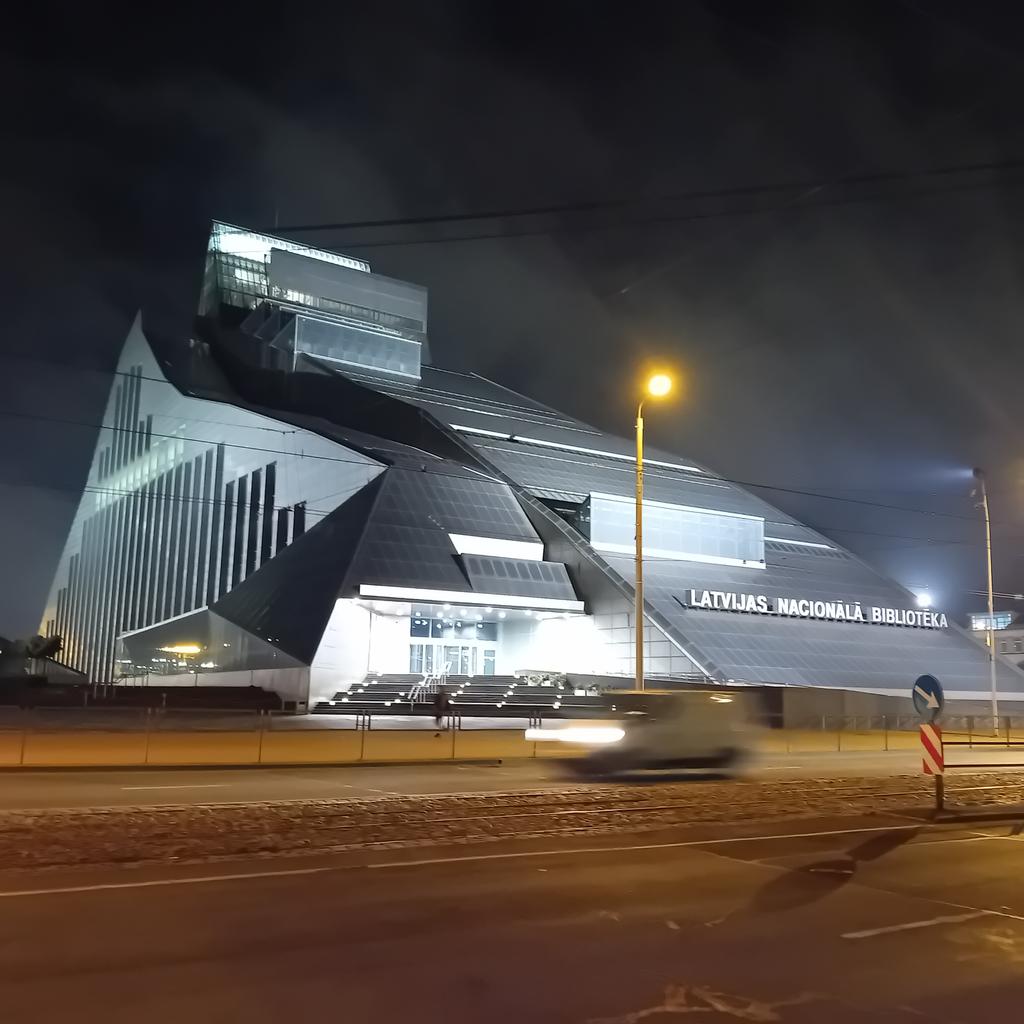 Lampiņu gaismā Nacionālā bibliotēka izskatās labāk nekā dienā...