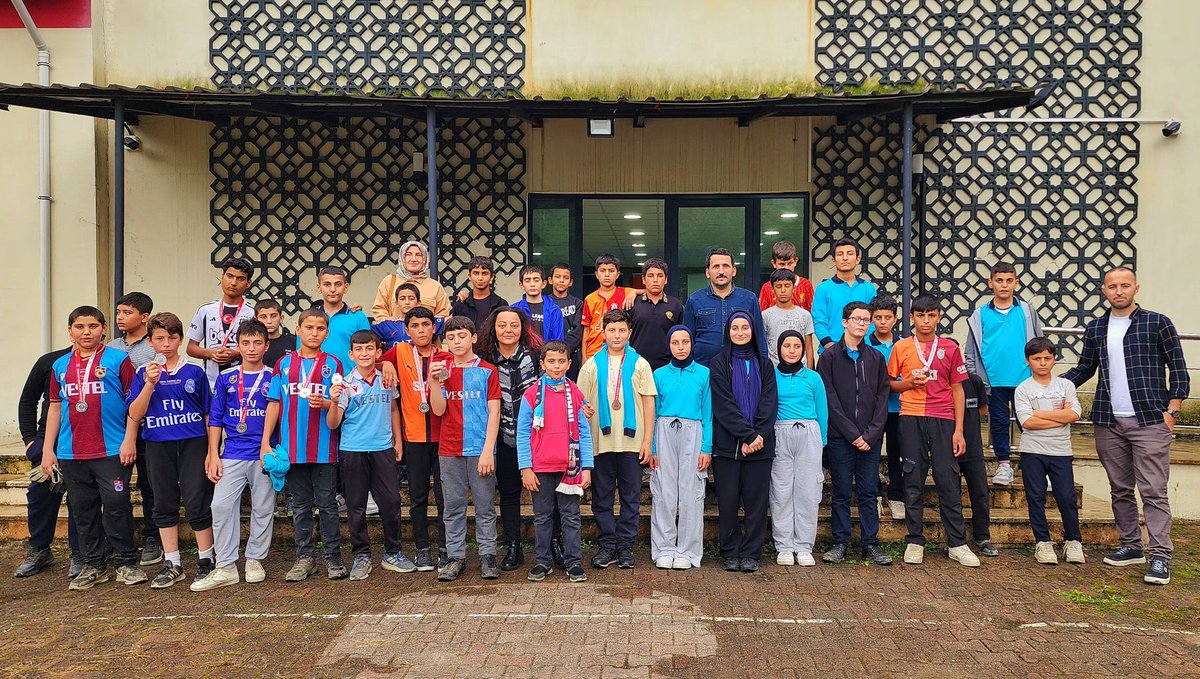 Mutluluk, bir çocuğun gözlerinde ışık,
Umut, yüreğindeki aydınlıktır...💐❤️

#çocuk #mutluluk #umut