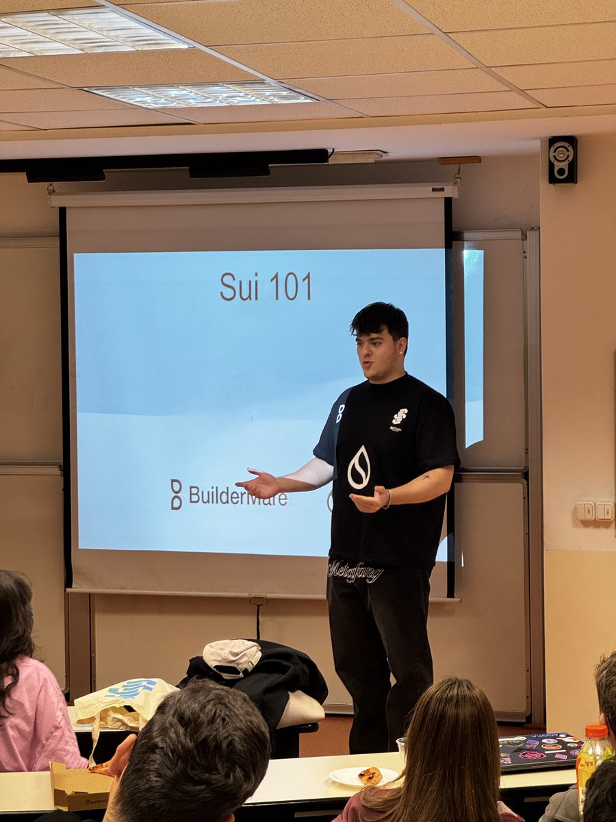 blkntblockchain's tweet image. Bugün @buildermare ve @SuiNetwork ile beraber düzenlediğimiz SUI-101 etkinliğimize gelen yoğun ilginizden dolayı teşekkür ederiz. @egeaybars1’ın Blockchain-101 anlatımı ve @0xubb’nin Sui-101 anlatımıyla bilgilendiğimiz; pizza ve merch dağıttığımız eğlenceli bir etkinlik oldu.