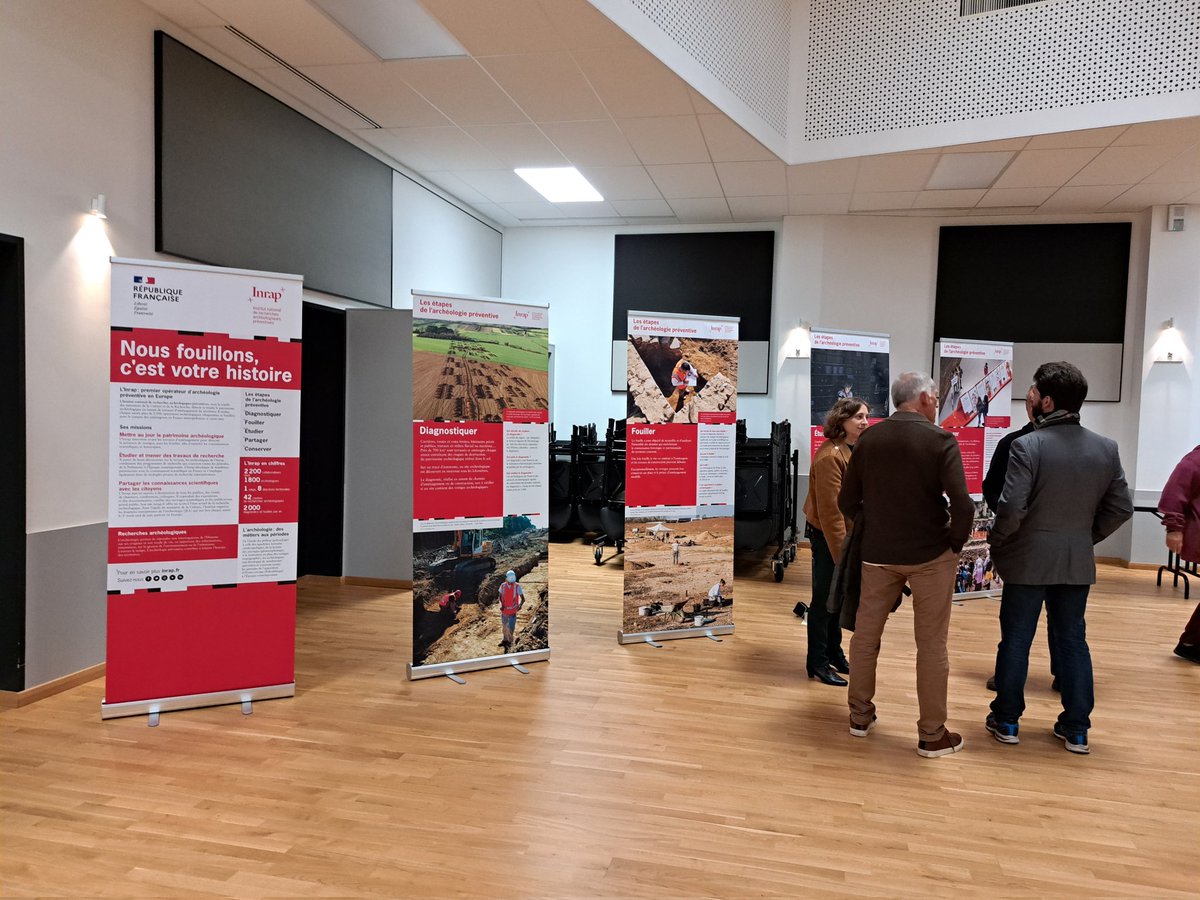 [✨️ En direct d'Allones (49)] La conférence donnée dans le cadre de la #FêteDeLaScience commence. Le Maire salue l'engagement de l'<a href="/Inrap/">Inrap</a> en matière de transmission des savoirs. RDV est déjà donné au public pour les #Journées de l'archéologie en juin 2026 !