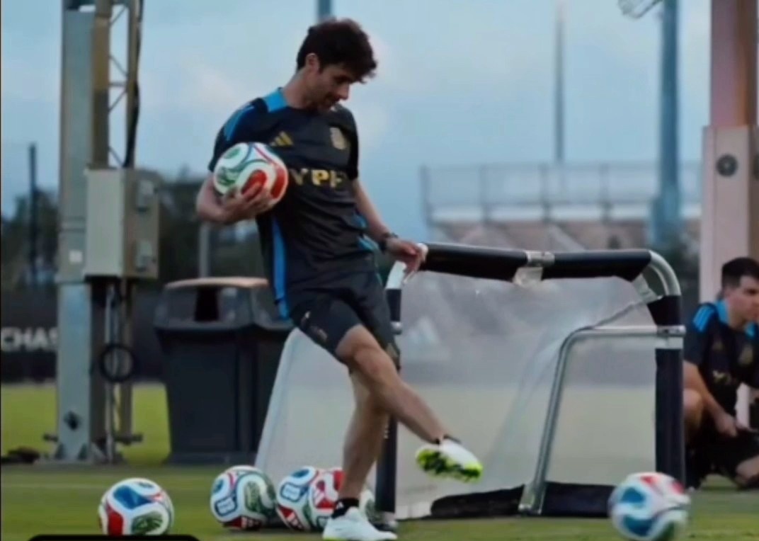 Ay no me había dado cuenta que es la pelota del mundial 2026 la que patea 🥺♥️  

Que lindo verlo con la pelota de otro mundial, que leyenda del carajo que es  🥹✨