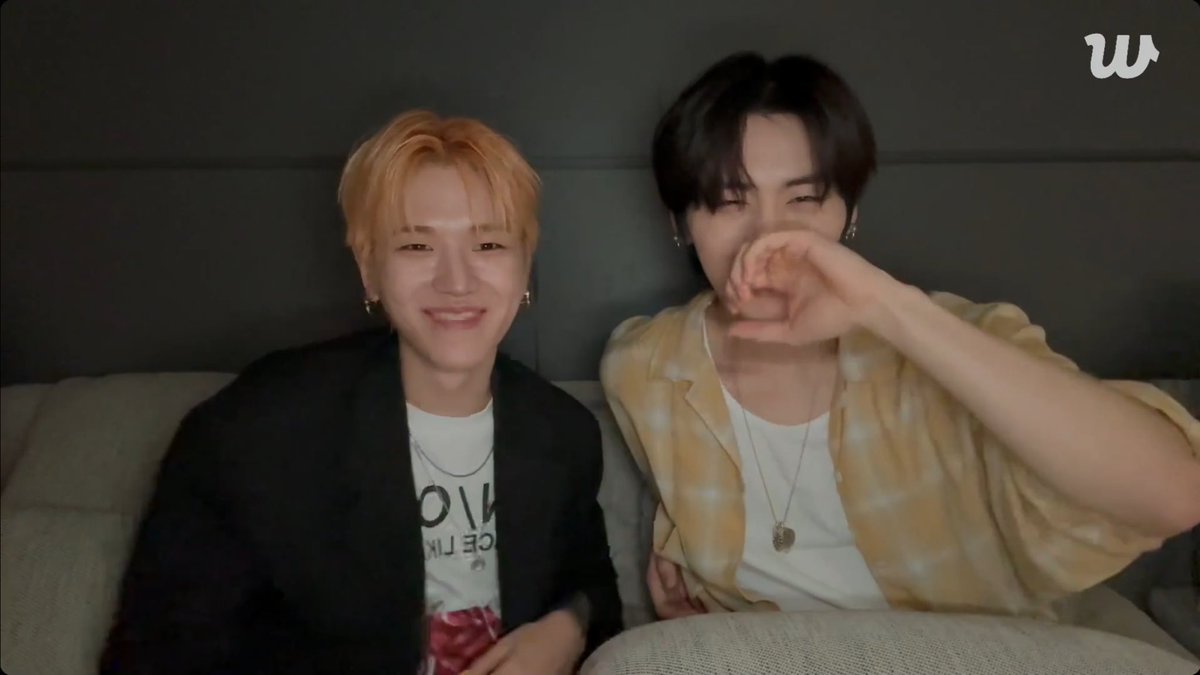 티사니를 짝사랑하는소년처럼 만드는 선배는 상히기형밖에없는것같다………… 좋아하는형앞에서 엄지훈남처럼웃는 모습 예뻐요