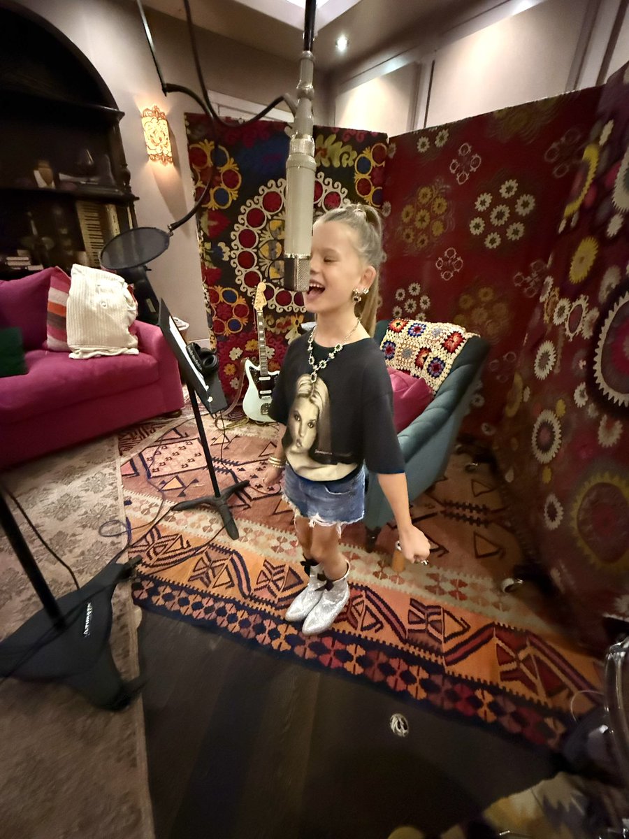 JessicaSimpson's tweet image. Today is dress as your favorite artist for spirit week at school and Bird wanted to dress up as meeeeee