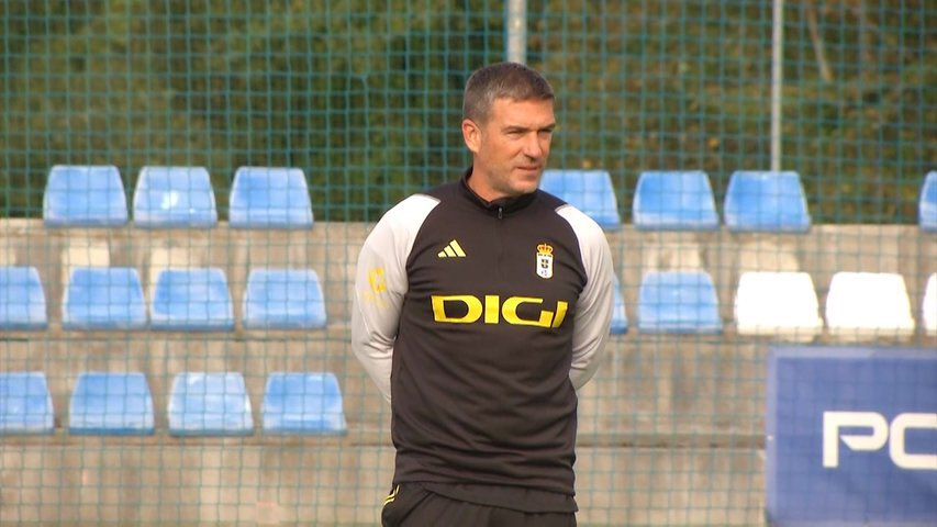 Padrelard0's tweet photo. 🚨Luis Carrión sufre una ‘novatada’ | via
@NachoAzparren 

💥El míster, muy molesto con Kwasi Sibo

👥El flamante entrenador ovetense estaba hablando con Cazorla cuando sufrió un 'Mortadelo’ por parte del mediocentro africano https://t.co/3p7D7TbXMY