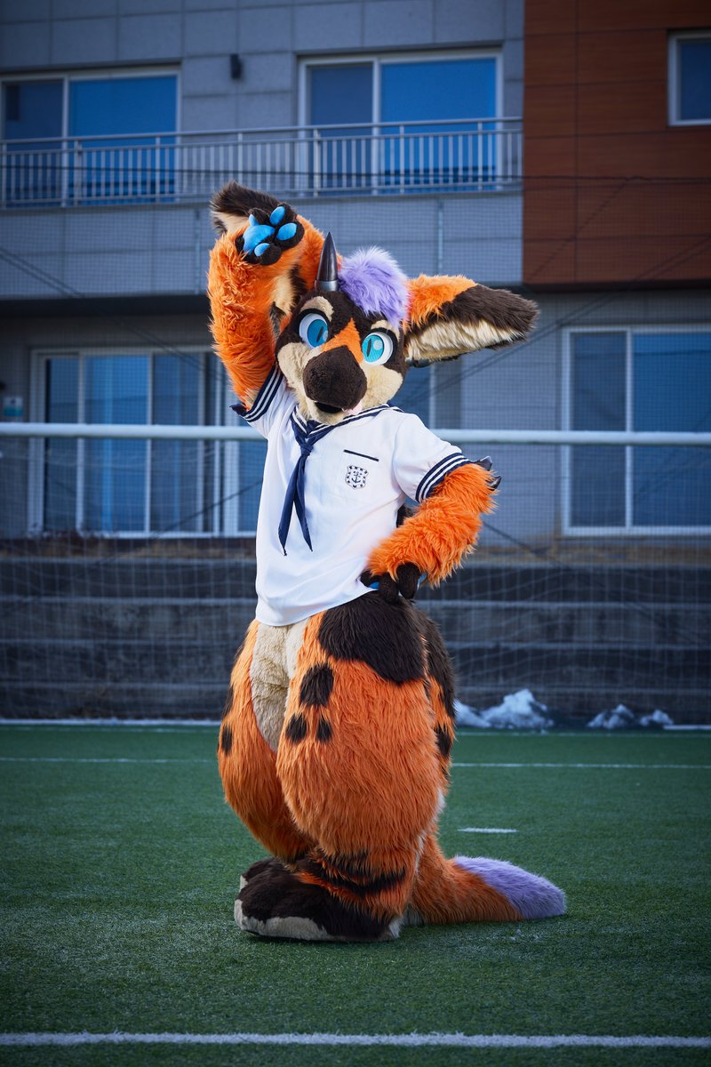 ✌️✌️✌️

#FursuitFriday