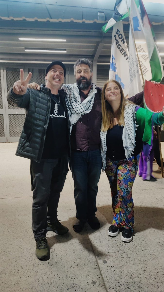 .."Con los barcos de Cascote..
Con los barcos de cascote...
Vamos hacer una flotilla..
Vamos hacer una flotilla..
Para que navegue el pueblo de Malvinas a Palestina.."
Bienvenido a nuestra Patria Cascotín..
¡Todxs Somos hijxs de Gaza!
¡Palestina Libre del rio al mar!