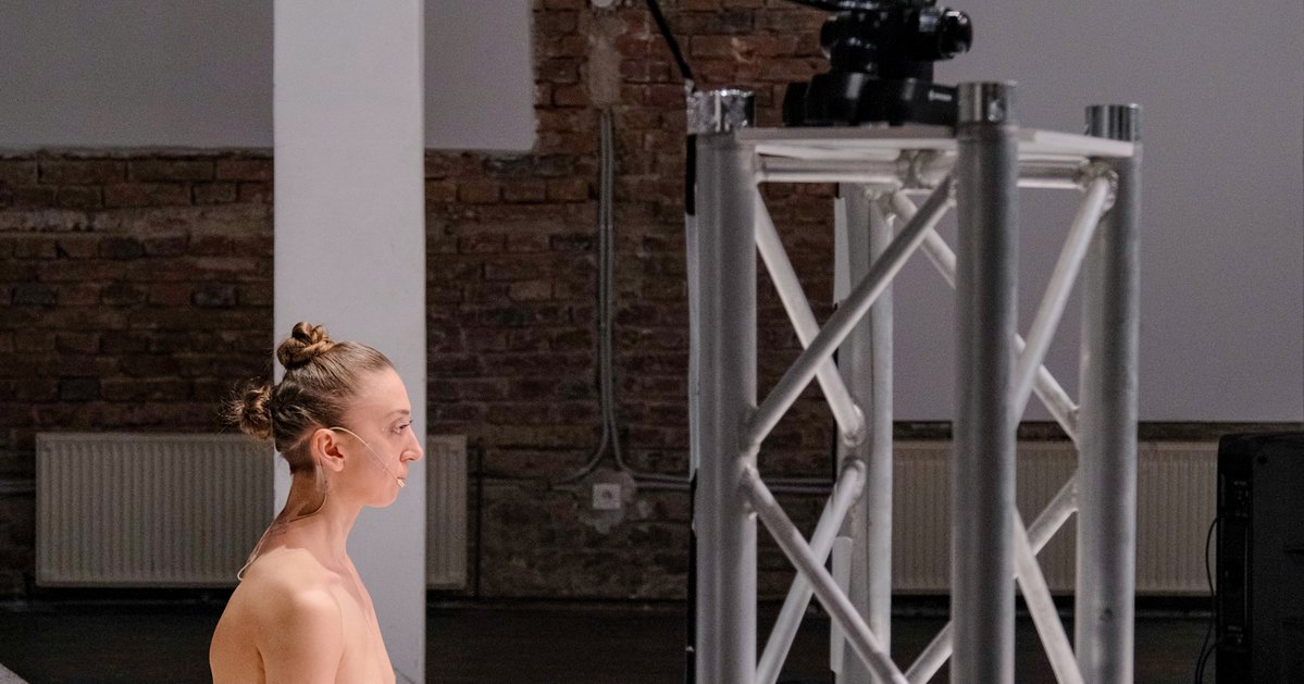 RomaniaNY's tweet image. 🩰 #MeetthePerformers of #BLOT – Body Line of Thought, opening tonight @VDCSeattle! 

#SimonaDabija is a 🇷🇴 dancer, choreographer &amp;amp; performer, interested in exploring hybrid bodies where mechanical and organic gestures coexist.

👀More at rciusa.info/events/tangaj-…