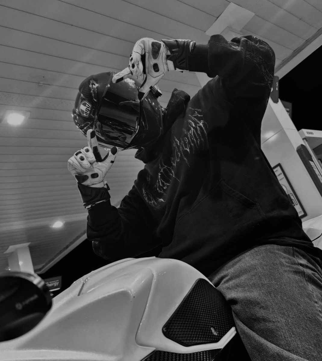 xF2P9's tweet image. Gixxer