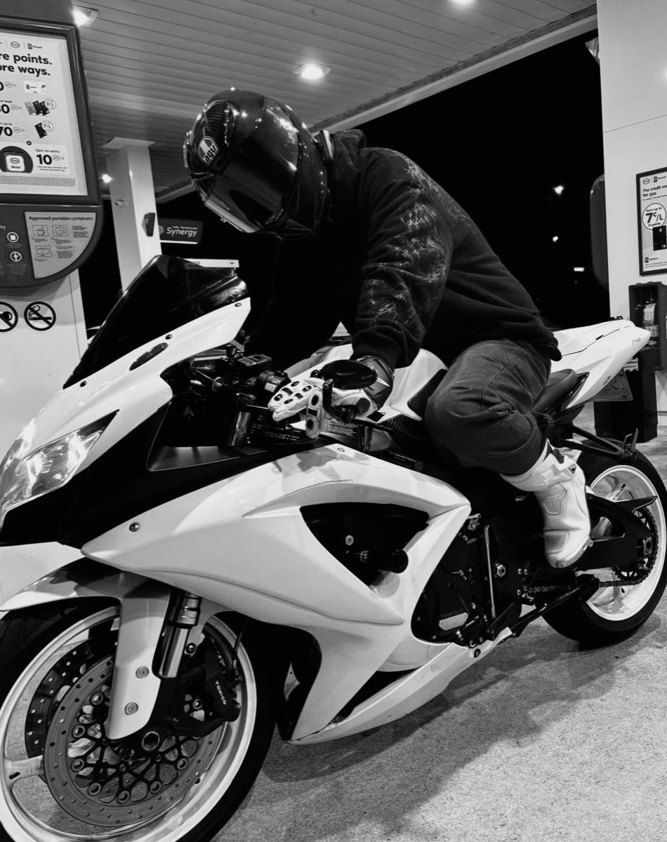 xF2P9's tweet image. Gixxer