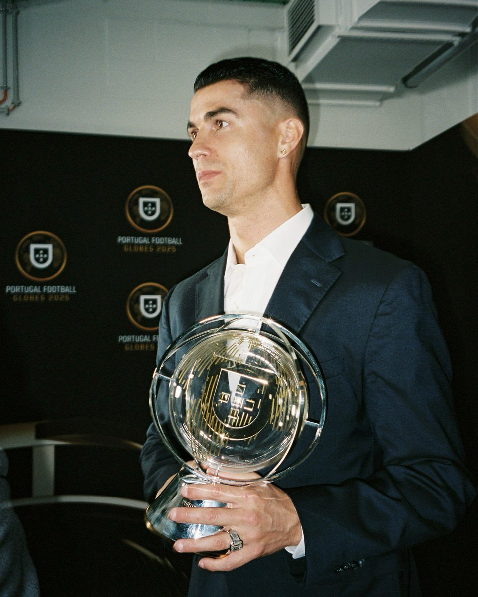 selecaoportugal's tweet image. #PortugalFootballGlobes captured the old way 📸 🎞️