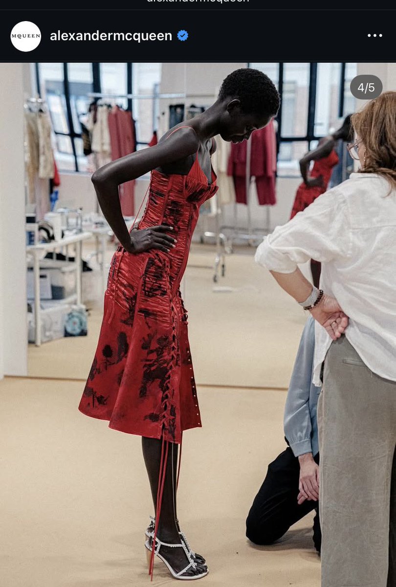 correctmodel's tweet image. Moment @McQueen 
#ParisFashionWeek