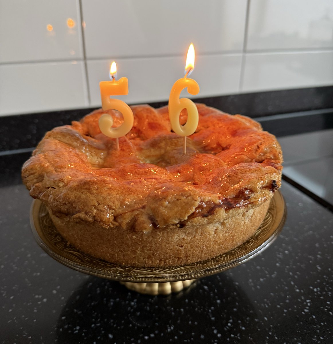 It's my dad's birthday. On his birthday, he's building a home gym for me.

That's who he is.
As a husband, as a father, as a friend.

On top of that, he’s one the best archaeological restorers in Europe. His knowledge, skills and golden hands are inimitable.

Happy birthday dad🤍