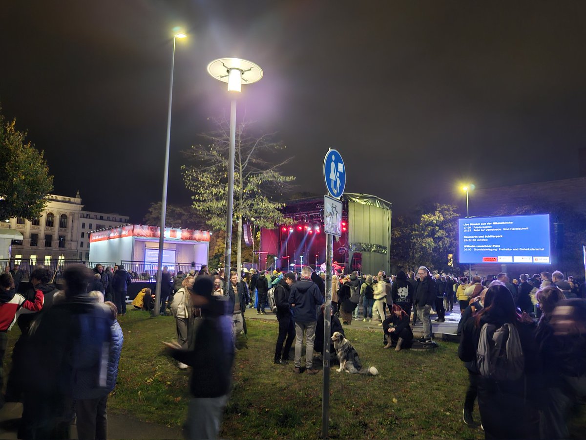 Die Grundsteinlegung fürs Leipziger Freinheitsdenkmal verzögert sich, sagen sie. Um ein paar Minuten, sagen sie. Das haben die Berliner auch gedacht.