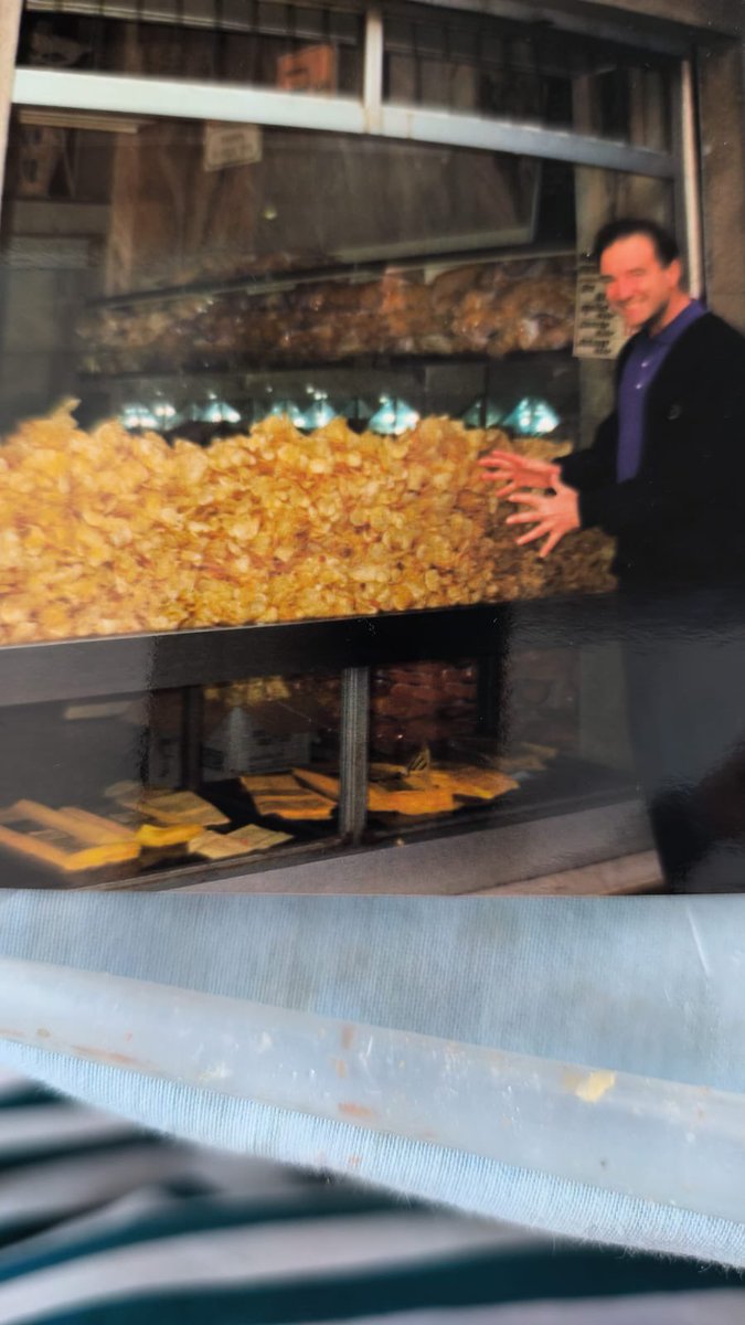 fui a málaga por trabajo vi un lugar lleno de papitas y le dije a mi compañera que me saque foto… se la mandé a mi mamá y me dijo “constanza tu papá me pidió que le saque esta foto hace 40 años cuando fuimos a españa”