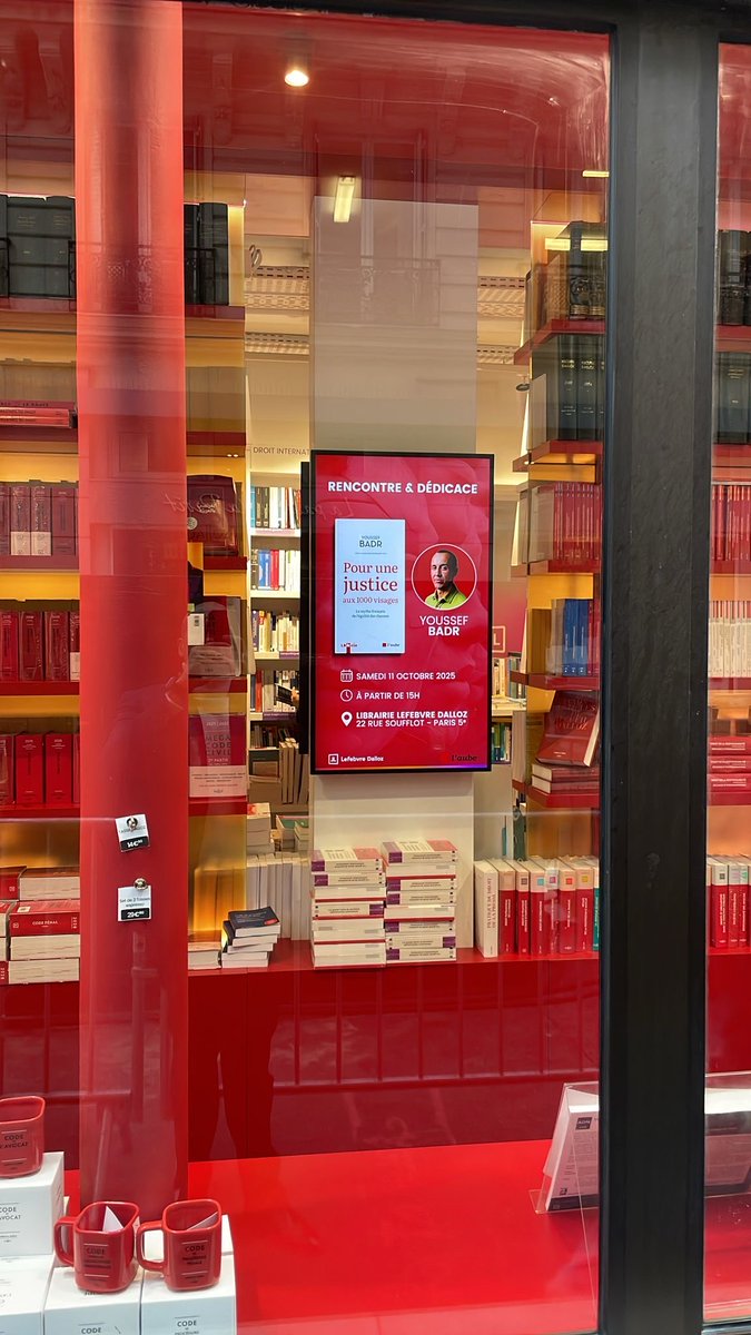 📚 Si vous saviez le nombre de livres que j’ai acheté chez <a href="/Dalloz/">Editions Dalloz</a> quand j’étais étudiant. Alors voir ma tête en vitrine pour mon livre 🥹. La vie réserve de belles surprises. À samedi 💫