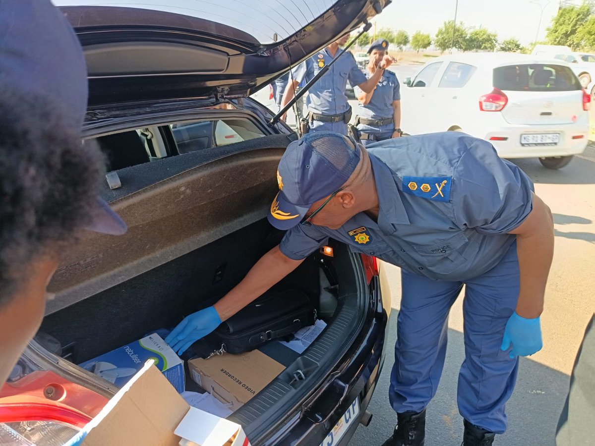 SAPoliceService's tweet image. #sapsGP A multidisciplinary #OperationShanela 2 in Kempton Park, Ekurhuleni on Thursday, 09/10 resulted in the recovery of two vehicles that are suspected to be stolen. Furthermore, the team arrested 43 undocumented persons, four suspects for failing to comply with Second-Hand…