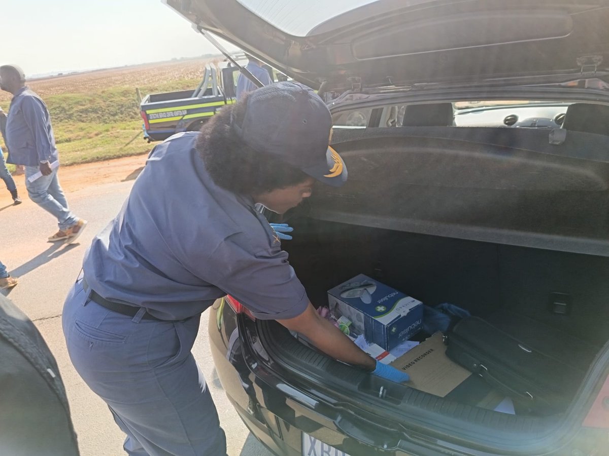 SAPoliceService's tweet image. #sapsGP A multidisciplinary #OperationShanela 2 in Kempton Park, Ekurhuleni on Thursday, 09/10 resulted in the recovery of two vehicles that are suspected to be stolen. Furthermore, the team arrested 43 undocumented persons, four suspects for failing to comply with Second-Hand…