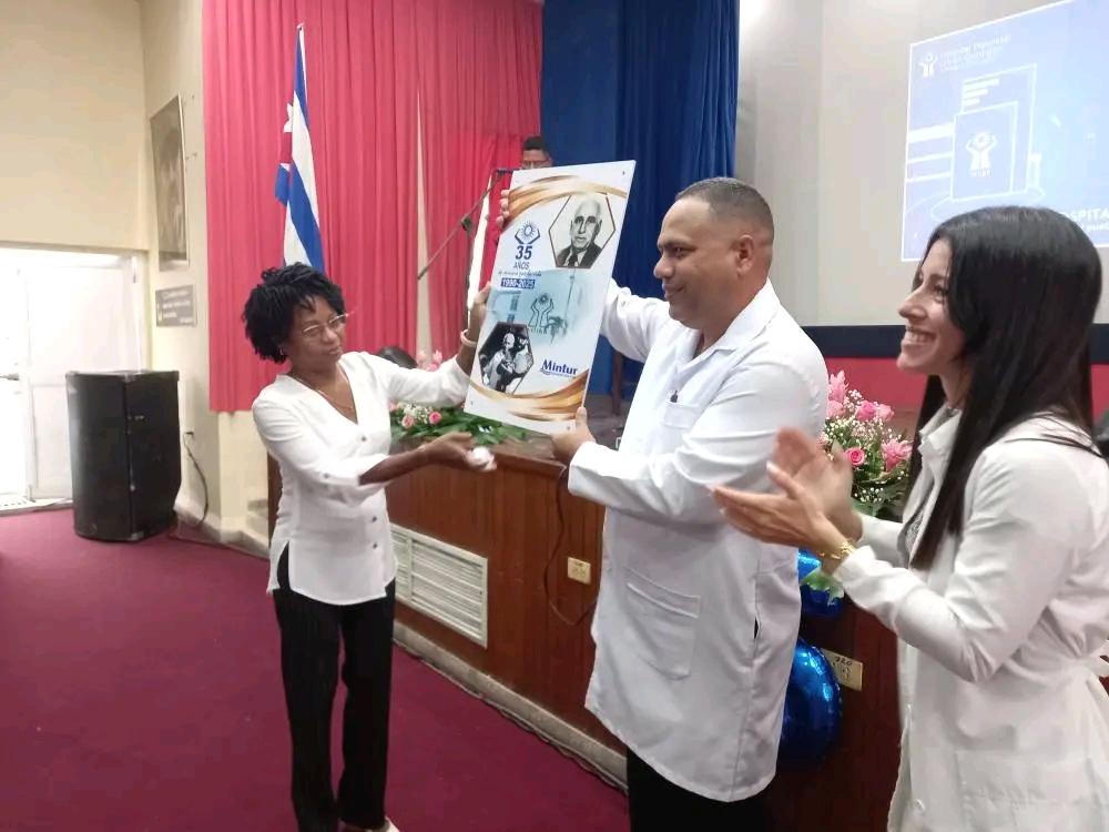 SuselyMorfaG's tweet image. Las palabras del Comandante en Jefe Fidel Castro se escucharon alto y fuerte en el acto conmemorativo por el 35 aniversario del Hospital Universitario Clínico Quirúrgico Arnaldo Milián Castro, de Villa Clara. 
#VillaClaraConTodos #CubaPorLaVida