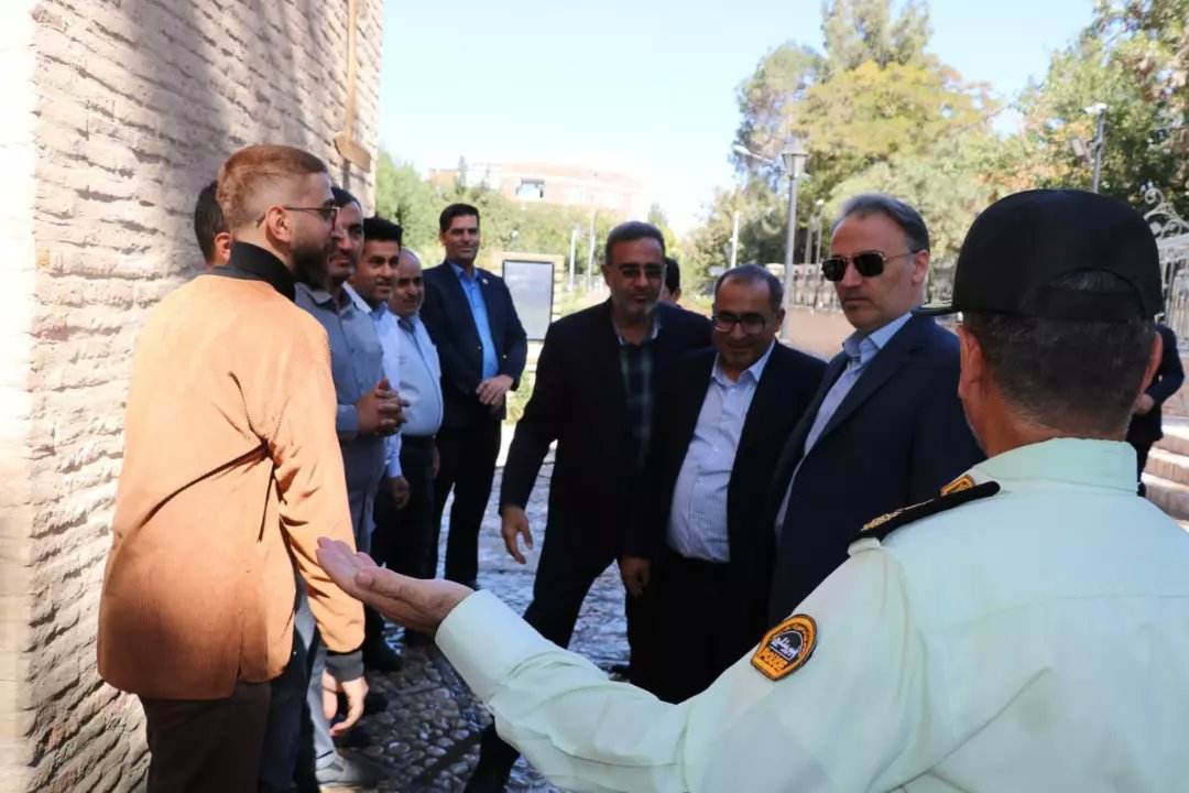 احمد دیناری، سرپرست اداره‌کل میراث‌فرهنگی، گردشگری و صنایع‌دستی خراسان شمالی، به مناسبت هفته دفاع مقدس با فرمانده یگان حفاظت دیدار و بر استمرار حفاظت از میراث فرهنگی و همکاری سازنده نیروهای یگان تأکید کرد.
#میراث_فرهنگی #هفته_دفاع_مقدس #یگان_حفاظت #خراسان_شمالی